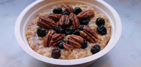 شوفان التفاح والقرفة مع التوت البري والجوز